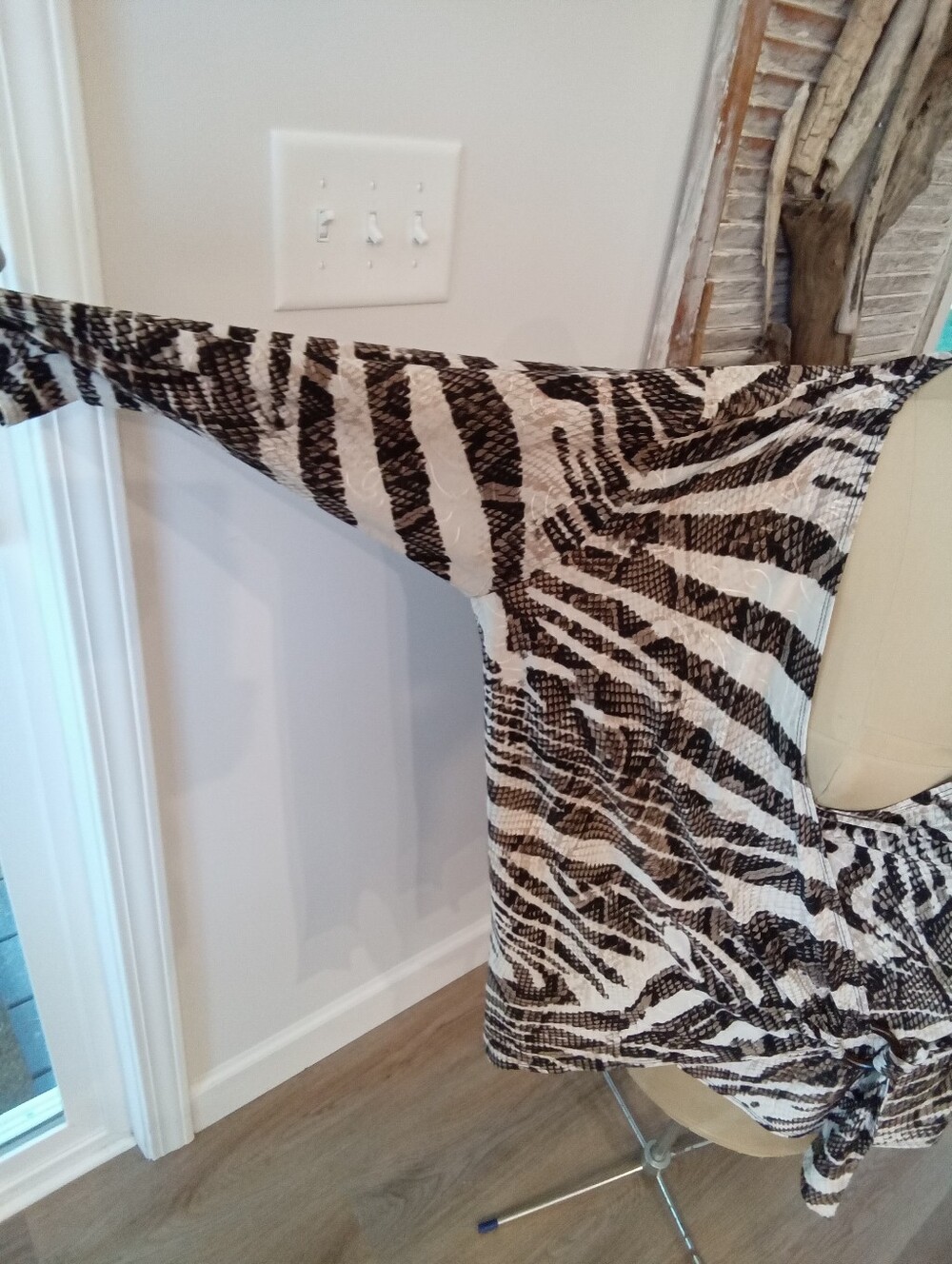 C Est. 1946 Snakeskin O-Ring Wrap Gathered Drape Style Blouse Plus Sz 18/20W - Picture 13 of 14